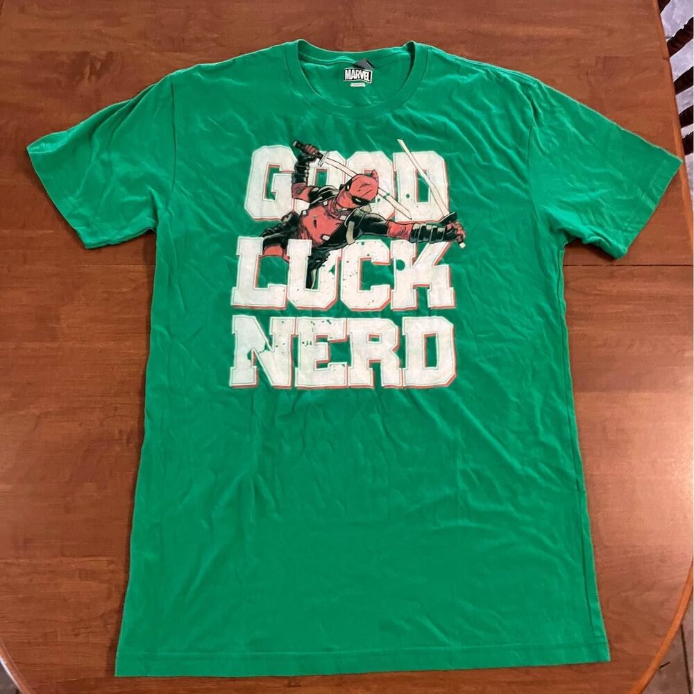 Deadpool shirt size medium Marvel comics